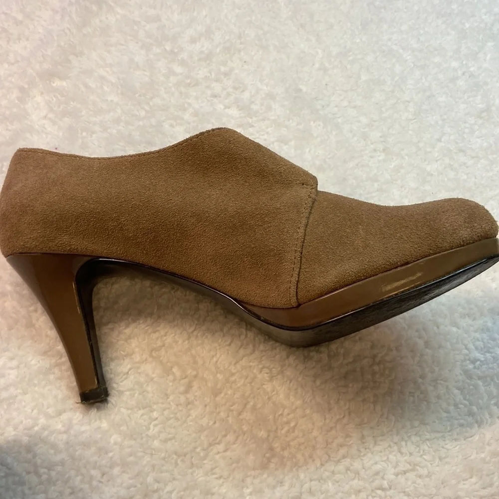 Anne Klein Winterlyn Tan Leather Upper Suede 3.5” Patent Heel EUC Size 8.5